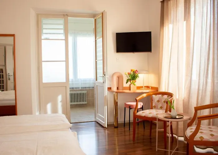 Easy By La Perla מלון